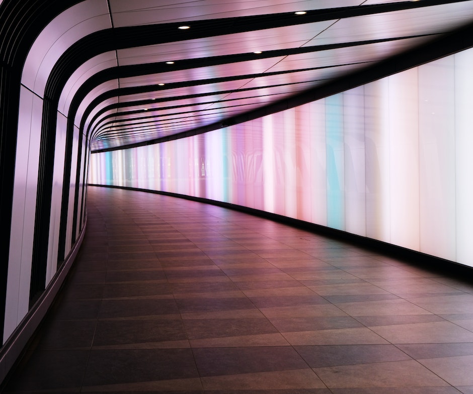 Bunte Lichter in einem gebogenen Tunnel