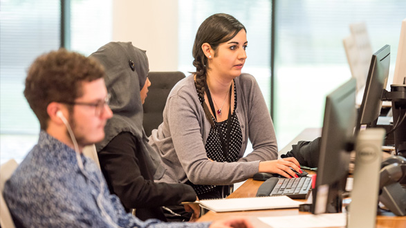 Personen arbeiten in einem Büro