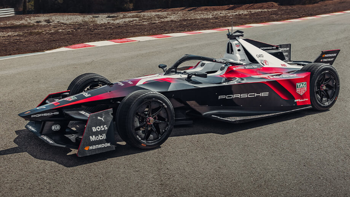 Vista lateral del coche de TAG Heuer Porche Formula E, al aire libre, parado en una pista.