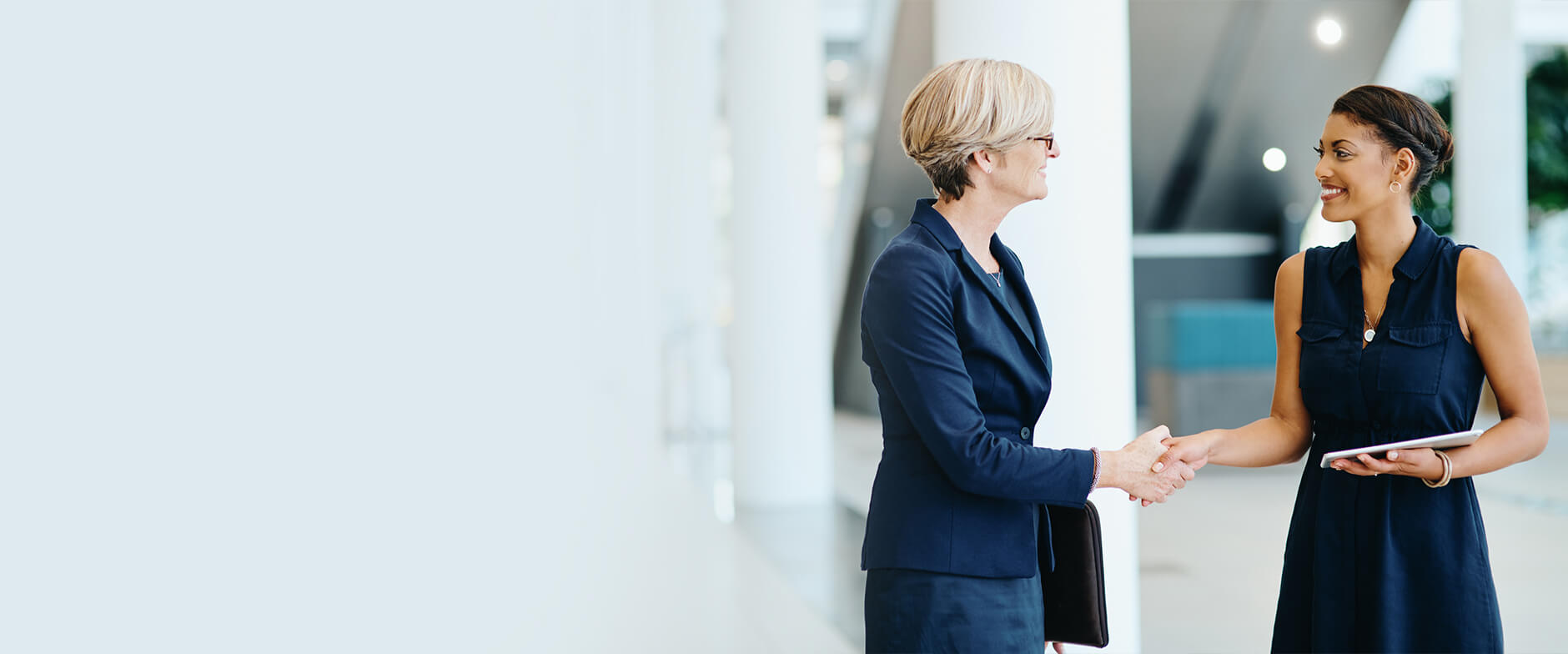 dos personas vestidas con traje dándose la mano