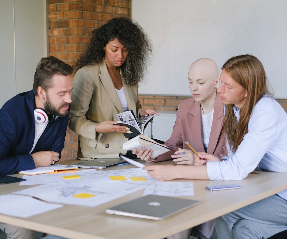 personas en una mesa debatiendo y mirando notas