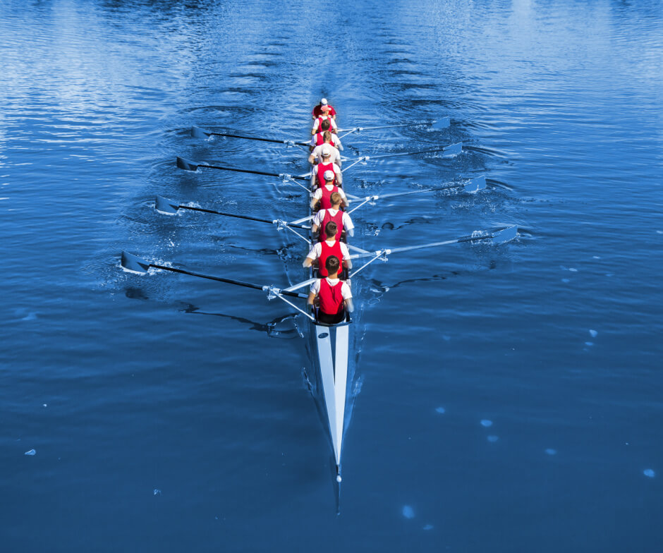 un grupo de personas haciendo kayak en un lago remando todos juntos