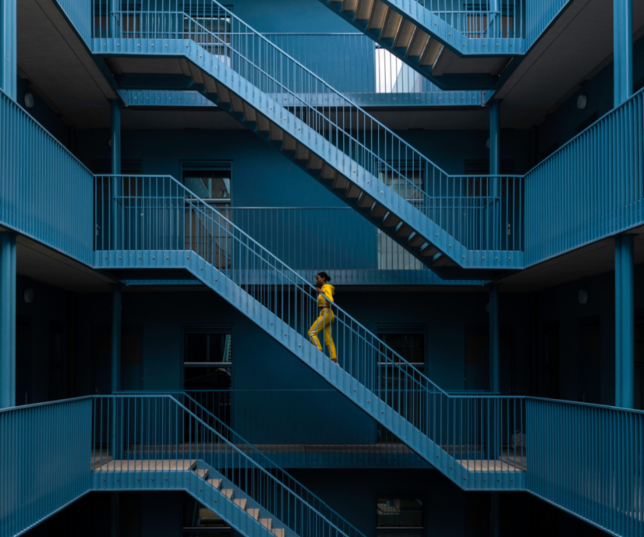 un hombre subiendo las escaleras