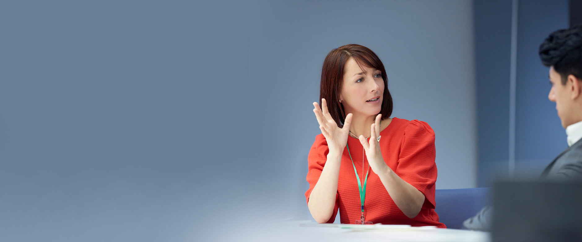 Dos personas en un entorno de oficina hablando de negocios