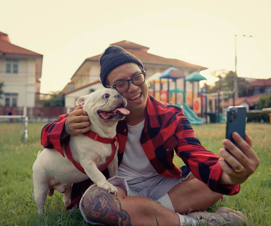 persona haciendo un selfie con un perro