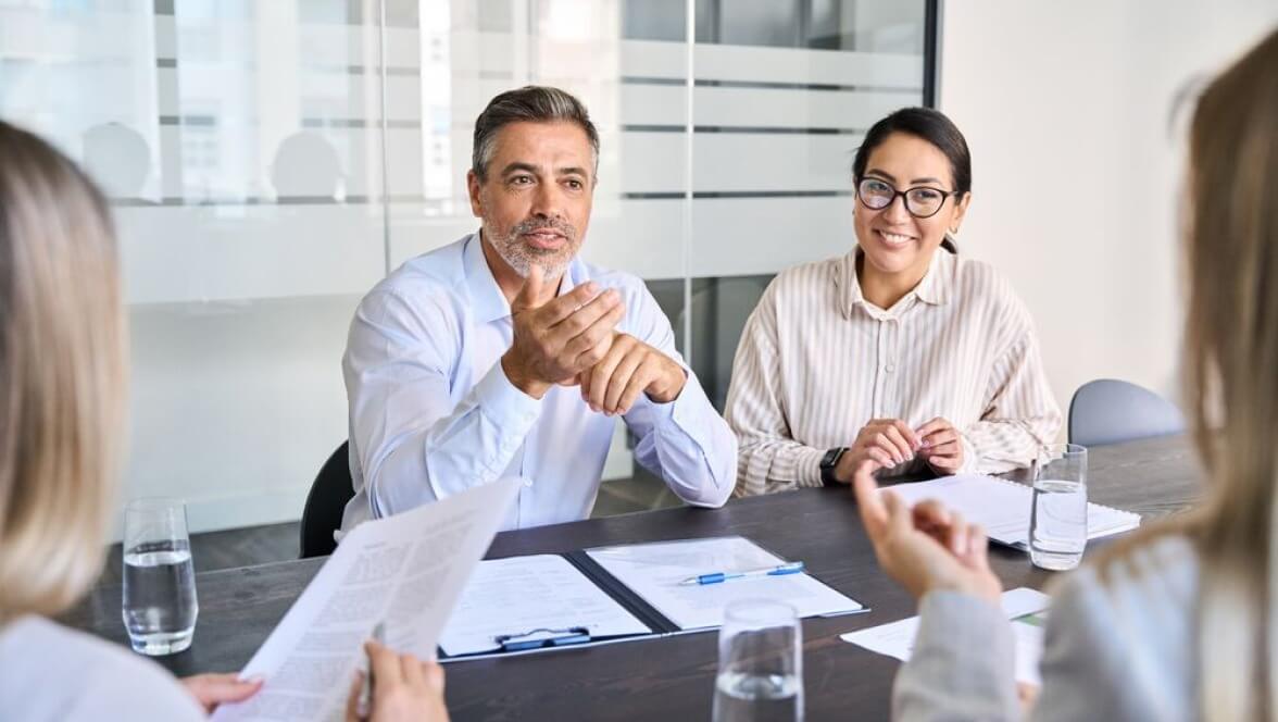 Groupe de personnes en train de discuter