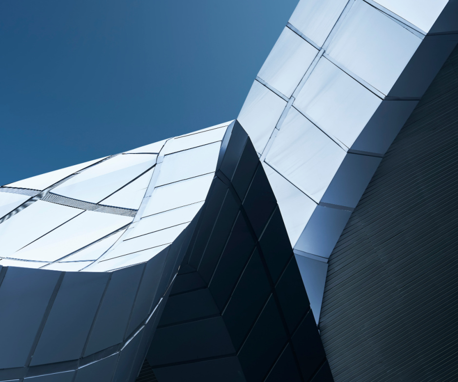 Vue vers le haut d'un bâtiment en verre