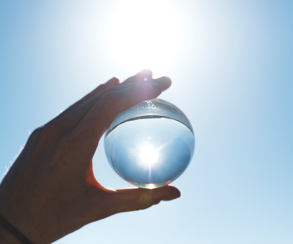 personne qui tient une boule transparente en l'air