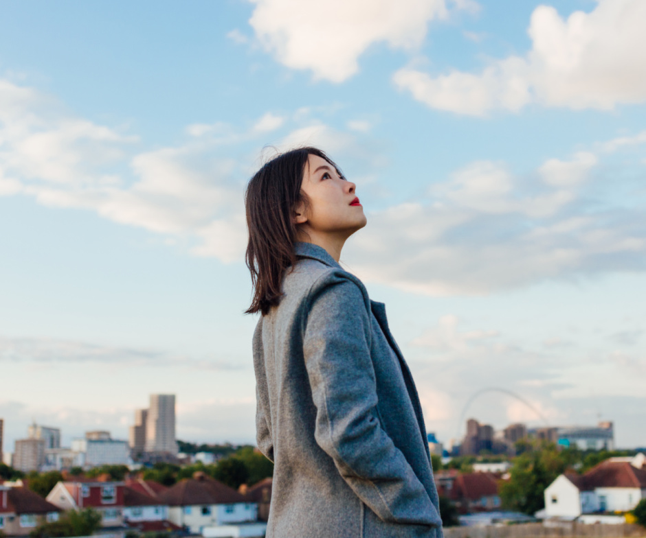 Femmes en costume de travail regardant le ciel