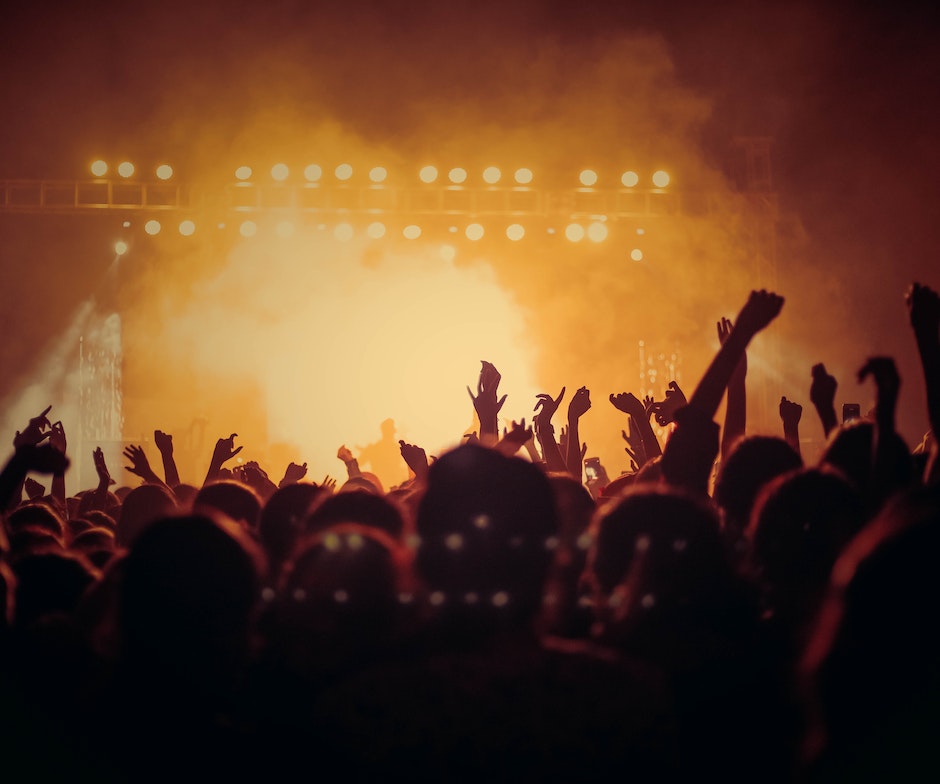 une foule à un concert avec les mains levées