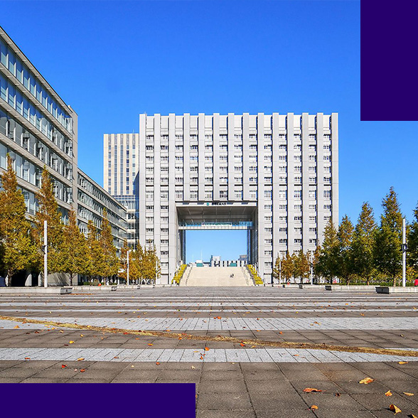 Um edifício no campus do Instituto de Tecnologia de Shibaura