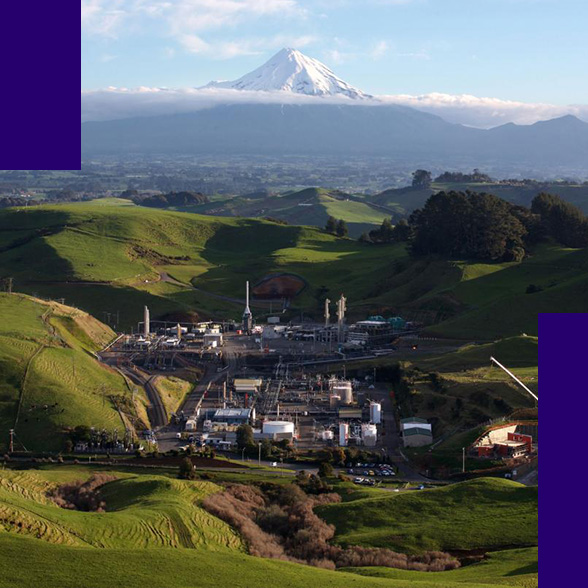 Uma foto de paisagem de uma usina de energia no meio de um vale